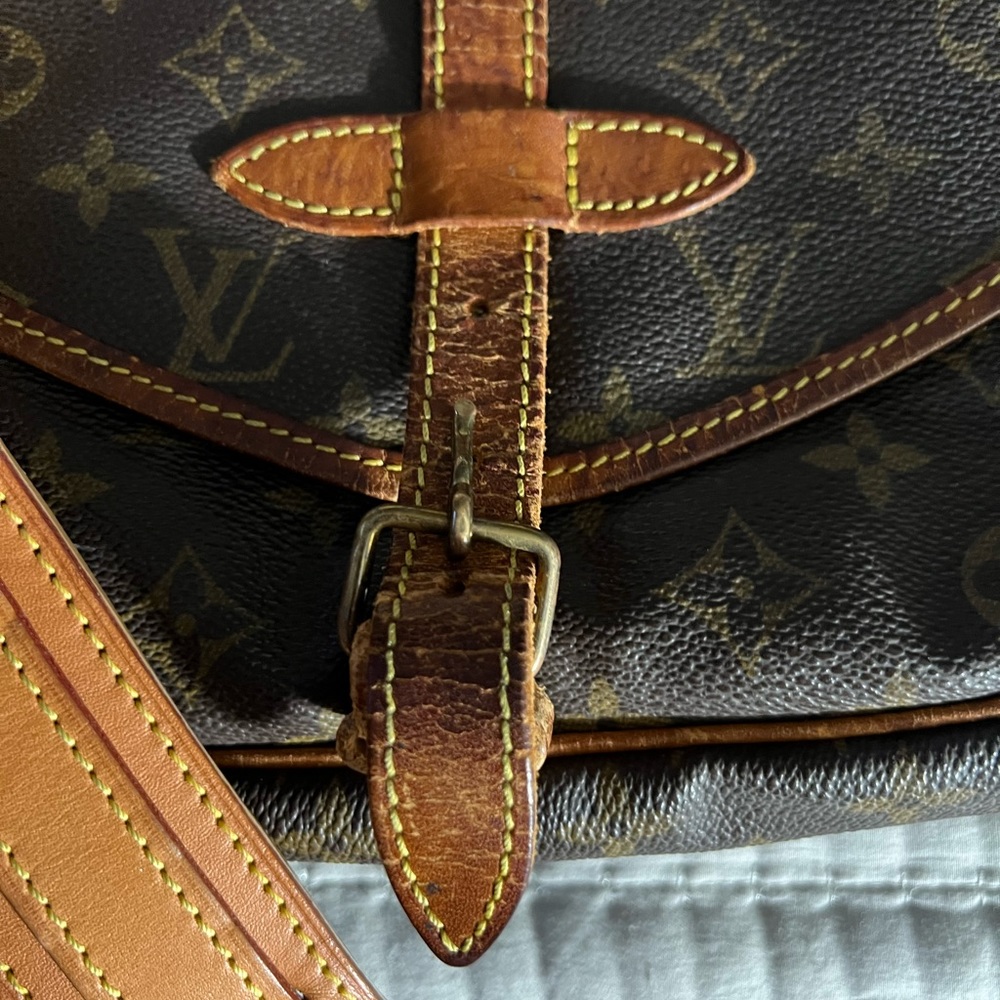 Authentic Louis Vuitton Woman’s cross body bag purse please see the pictures